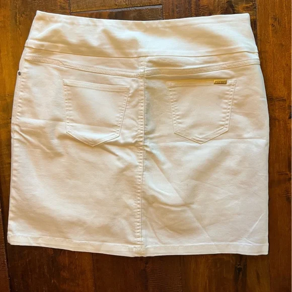 NWOT white denim pull on skort - Picture 2 of 5
